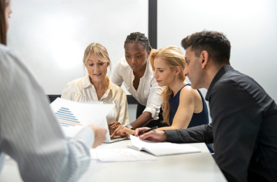 Equipe qualificada em reunião representando assessoria contábil online em Jales