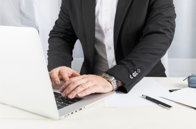 Aperto de mãos formal representando estratégia empresarial